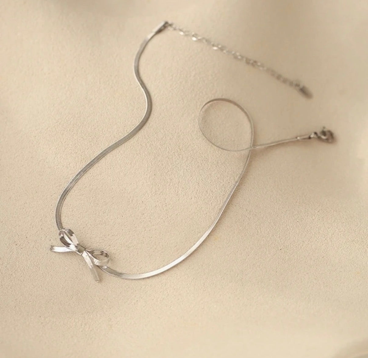 Silver Bow Collarbone
Snake Bone Chain Necklace