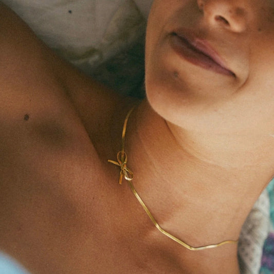 Bow Collarbone
Snake Bone Chain Necklace
