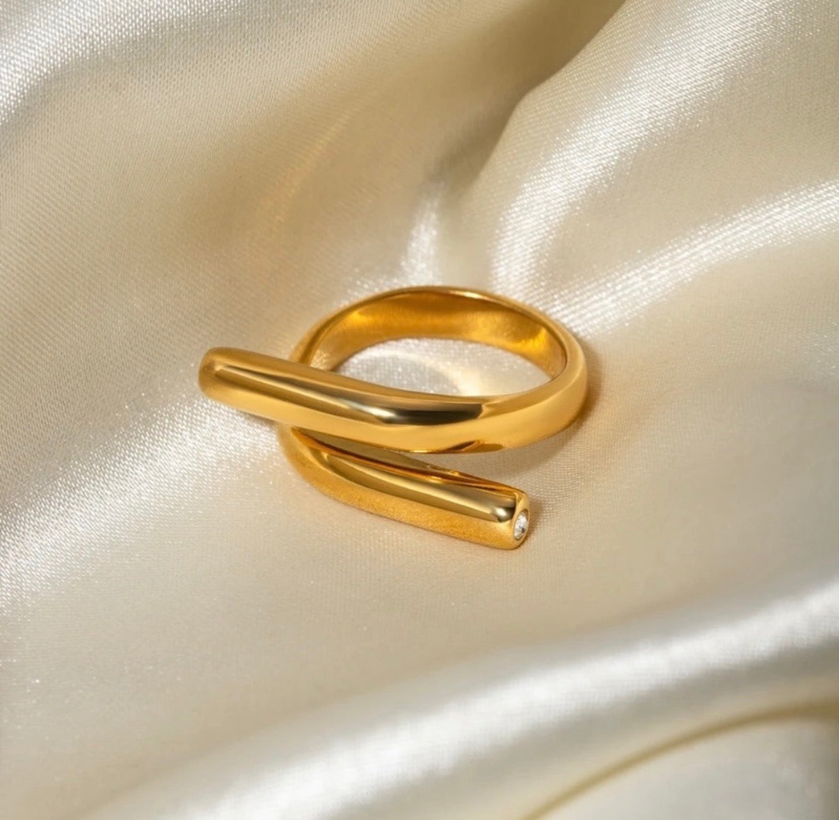 Stylish Lines Staggered Ring